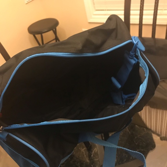 NWT ~ Disney Mickey Mouse 18” Duffle Bag - Picture 6 of 8